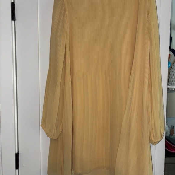 Light yellow flowy dress aritzia - Picture 2 of 6